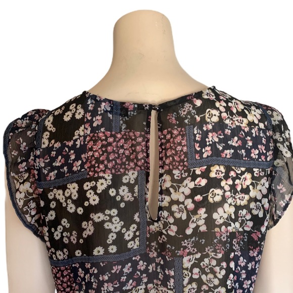 3/$30 - Reitman’s Floral Sleeveless Blouse Size M - Picture 4 of 10